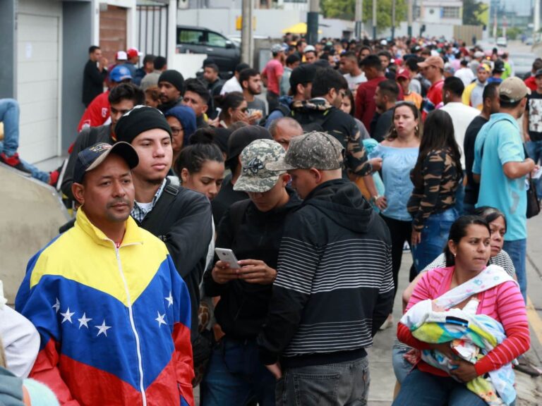 Casi 300 venezolanos son expulsados de un poblado en Perú