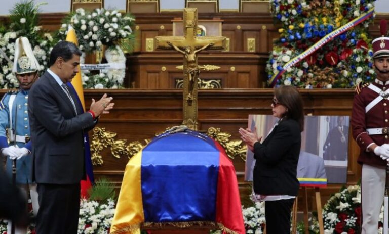 Maduro entrega orden post mortem Bolívar a Isaías Rodríguez