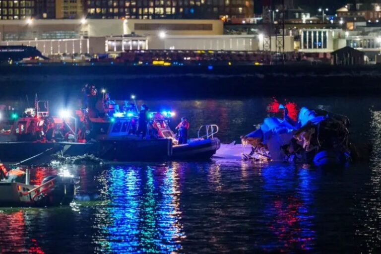 Avión con 64 personas a bordo choca con un helicóptero en Washington y ambos caen al río Potomac