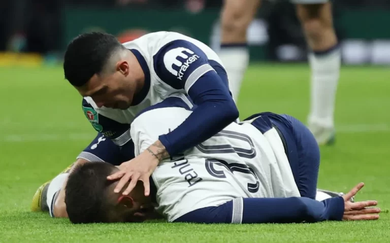 Rodrigo Bentancur se desplomó en el partido entre el Tottenham y el Liverpool