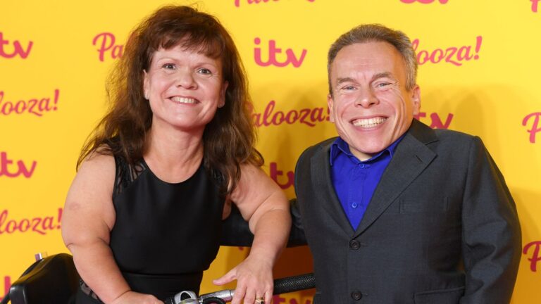 Warwick Davis, actor de Harry Potter, demanda a hospital por negligencia médica tras la muerte de su esposa