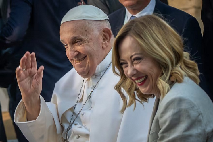 La primera ministra italiana Meloni visita al Papa en el hospital y dice que está de buen ánimo