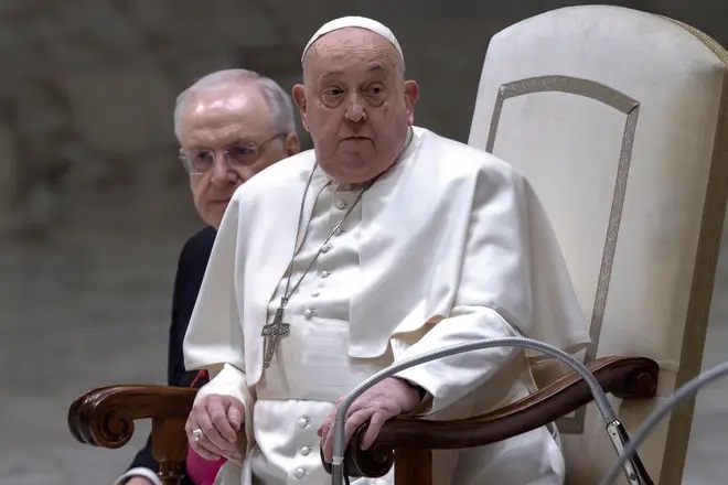 El Papa Francisco tiene neumonía en ambos pulmones, pero el Vaticano dice que sigue «de buen ánimo»