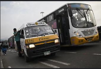 Perú: Chofer venezolano y su colectora golpean brutalmente a un pasajero en Lima