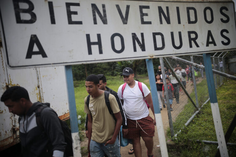 Honduras recibe a 170 venezolanos deportados desde EEUU para ser trasbordados a Caracas