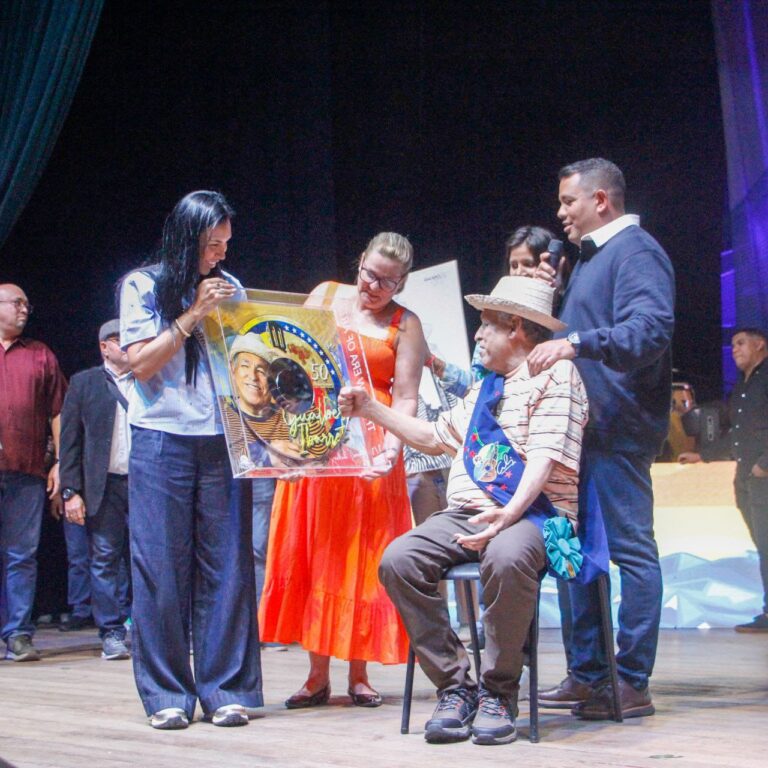 Falcón honra en vida a Gualberto Ibarreto con entrega de la Orden Alí Primera