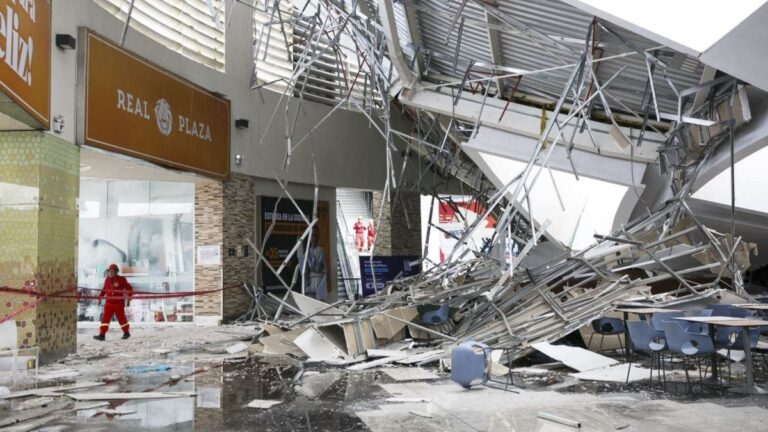 Tres muertos y decenas de heridos tras desplomarse techo en centro comercial de Perú