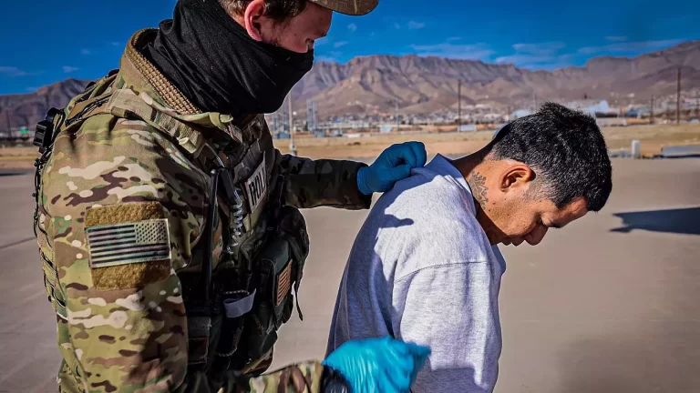 Un segundo vuelo con «pandilleros venezolanos» arribó a Guantánamo